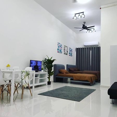 Homestay Klia Core Soho Suites Сепанг Екстериор снимка